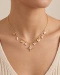 Collier breloques étoile, perles et cœur doré porté