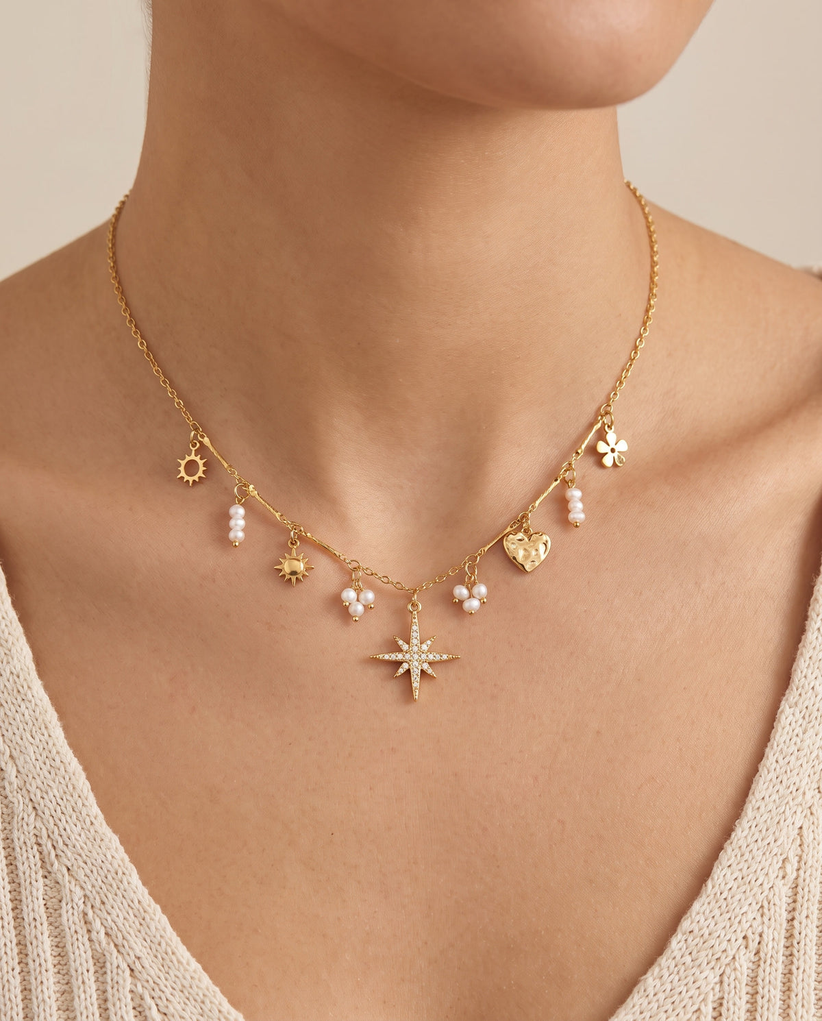 Collier breloques étoile, perles et cœur doré porté