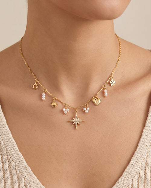 Collier breloques étoile, perles et cœur doré porté