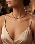 Ras-de-cou pierres bleues doré porté