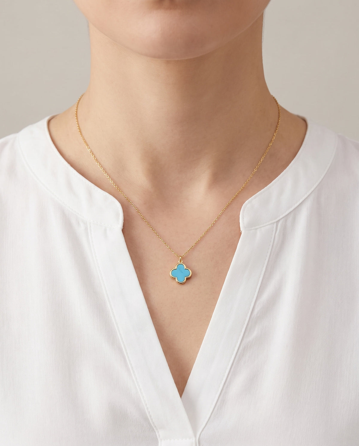 Collier porte-bonheur trèfle bleu turquoise porté
