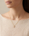 Collier lune et étoile pavées doré porté