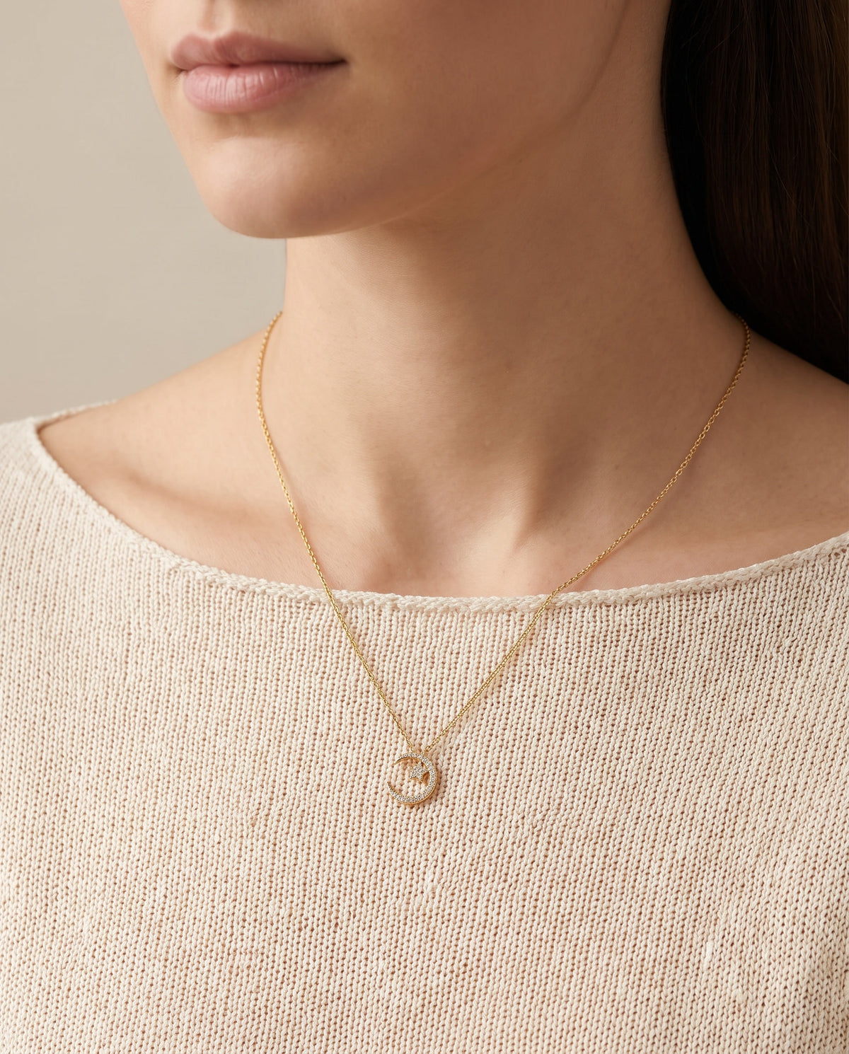 Collier lune et étoile pavées doré porté