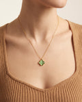 Collier porte-bonheur trèfle vert porté