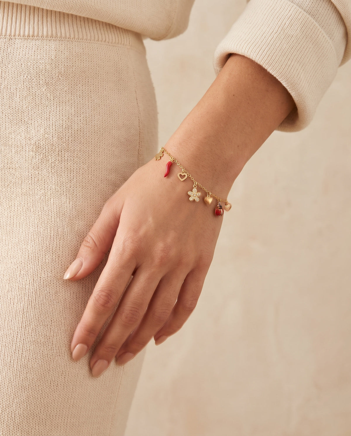 Bracelet porte-bonheur piment rouge doré porté