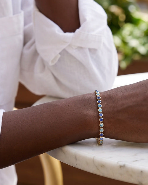 Bracelet rivière bleu roi doré porté au poignet