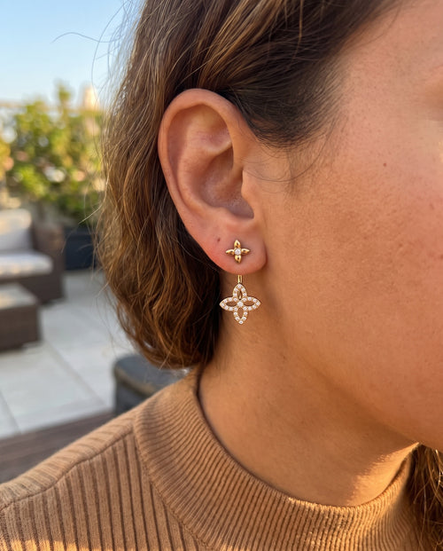 Boucles d'oreilles fleur trèfle pavée dorées portées