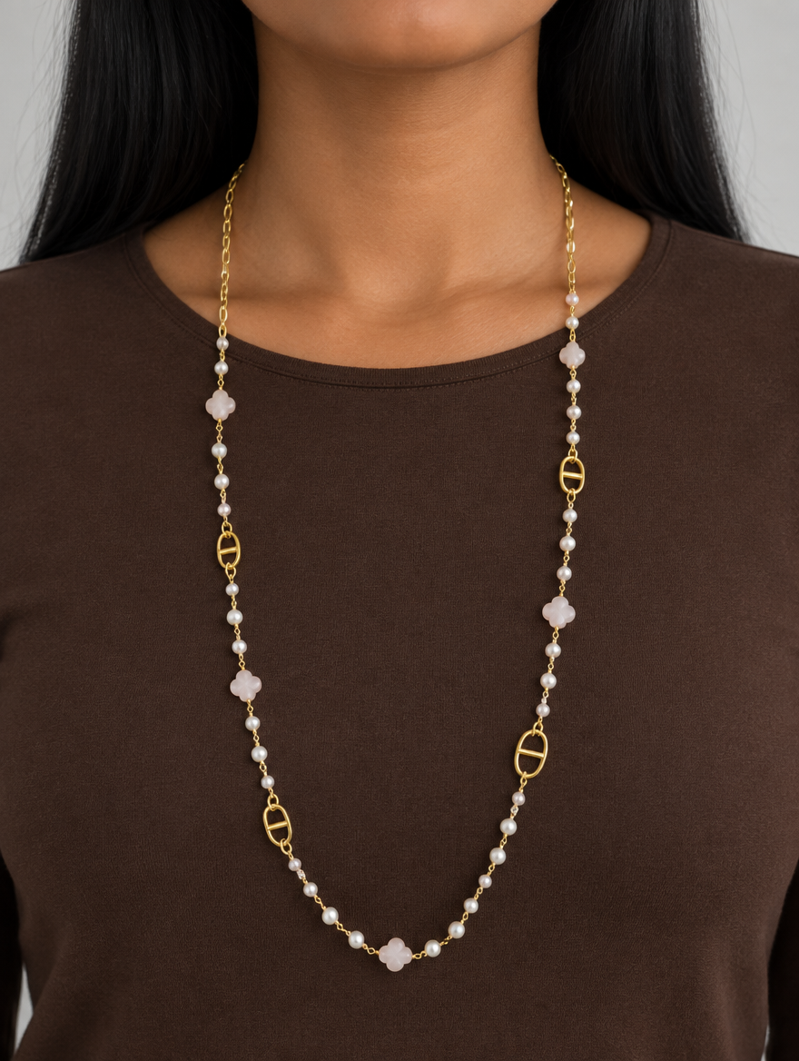 Sautoir perles et trèfles rose pâle porté, acier 316L doré - Debo Bijoux