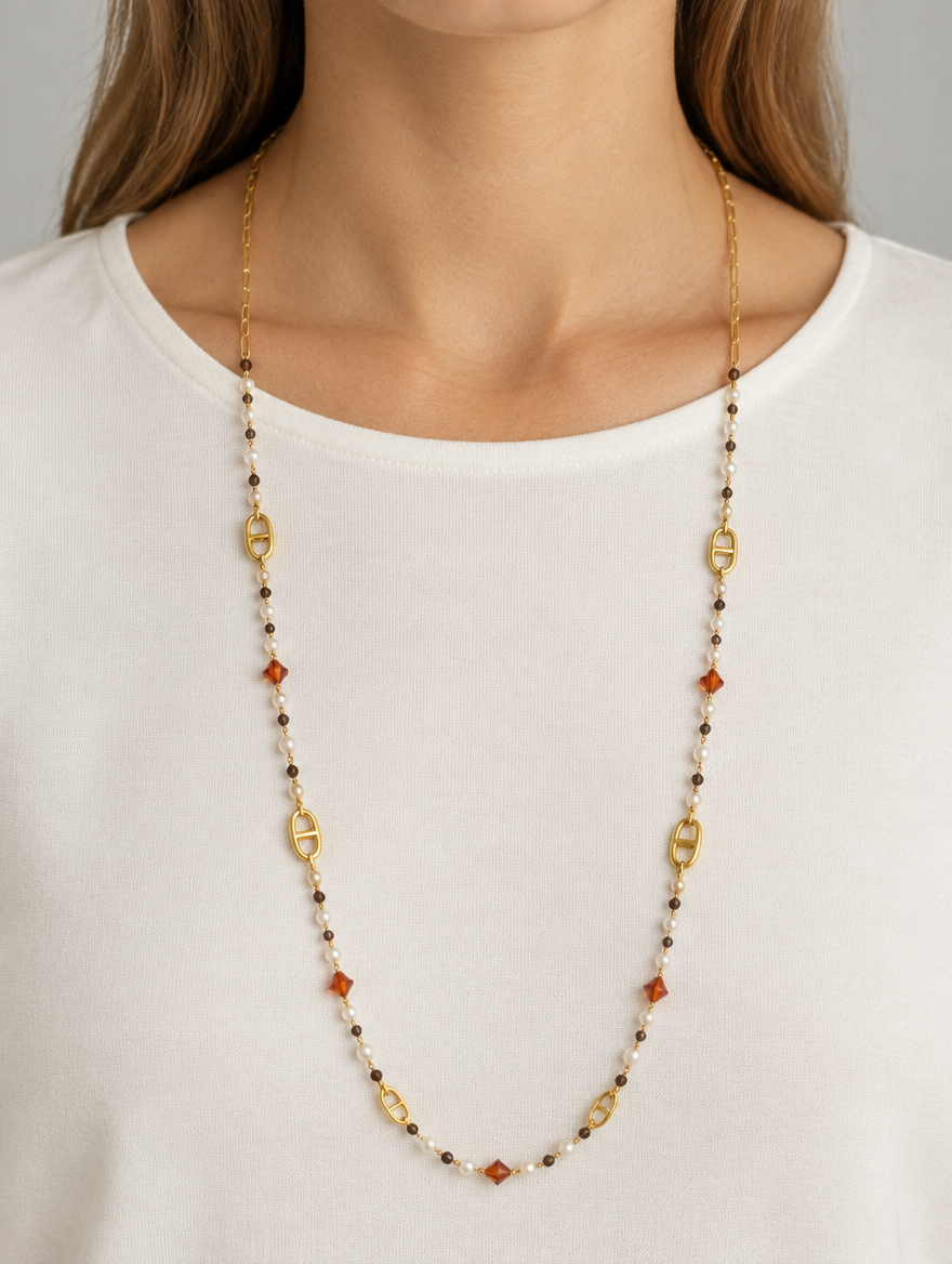 Sautoir perles et cristaux couleur ambre porté, acier 316L doré - Debo Bijoux