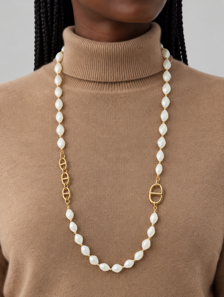 Sautoir perles blanc nacré porté, acier 316L doré - Debo Bijoux
