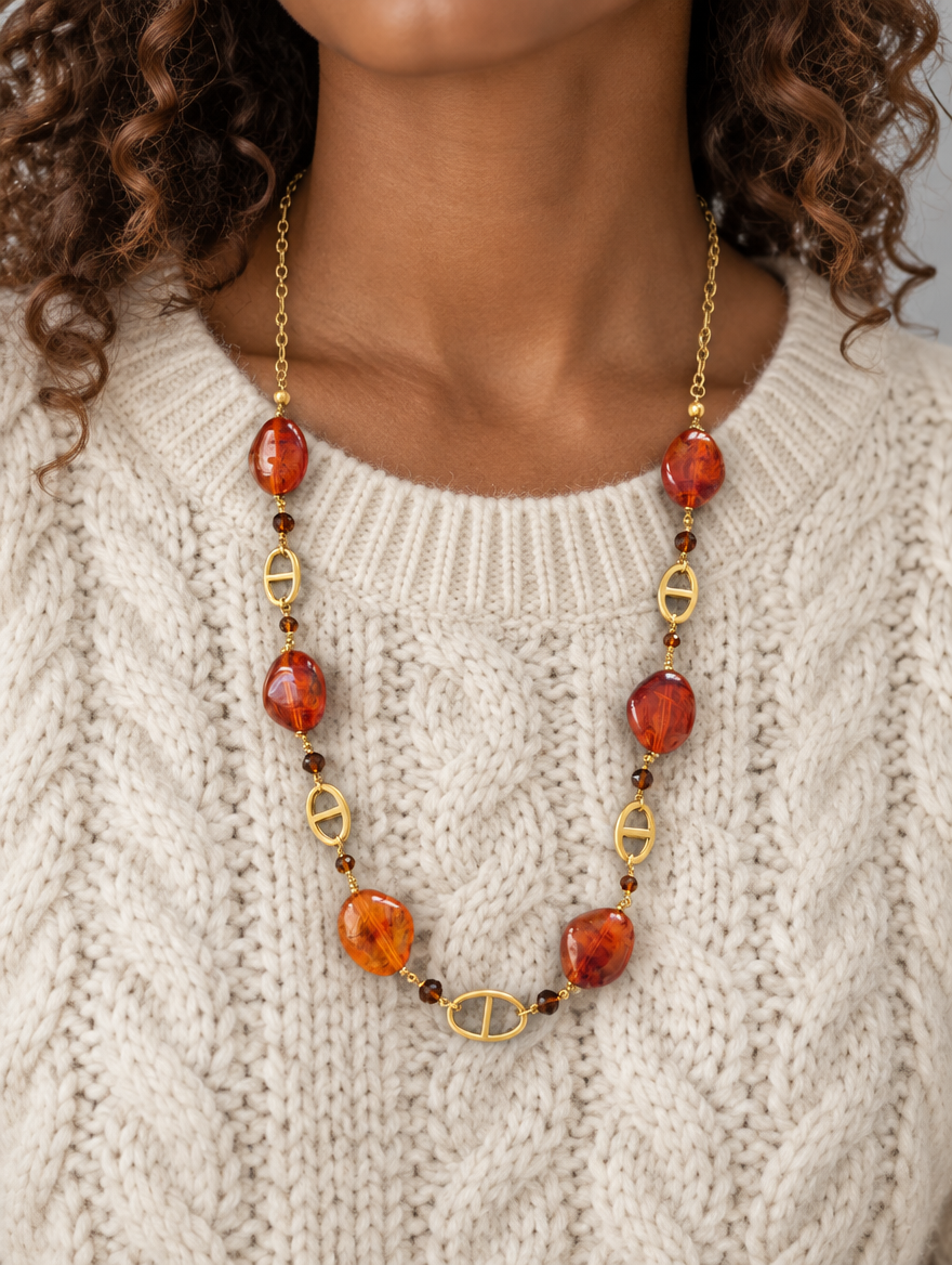 Collier mi-long perles couleur ambre porté, acier 316L doré - Debo Bijoux