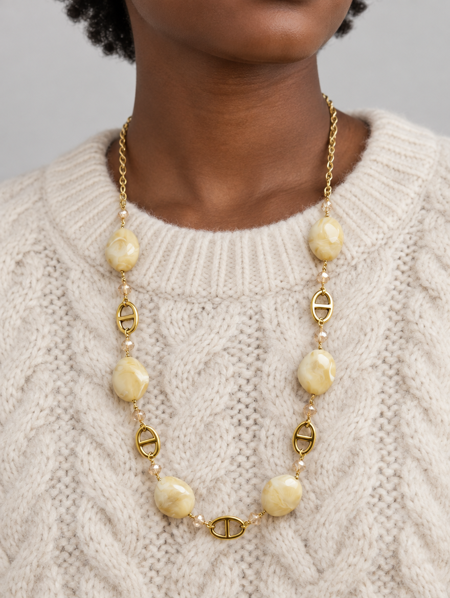 Collier mi-long perles ivoire marbré porté, acier 316L doré - Debo Bijoux