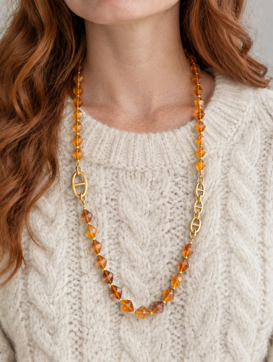 Sautoir perles facettées couleur ambre porté, acier 316L doré - Debo Bijoux