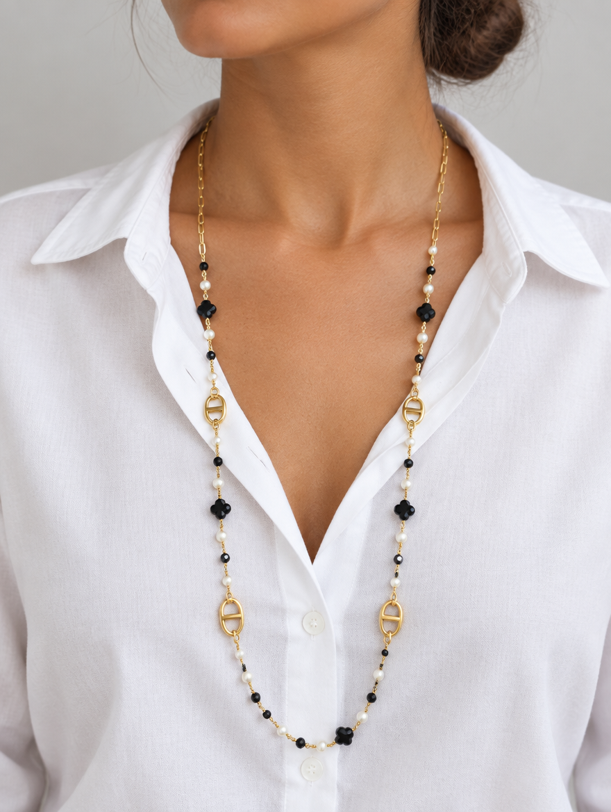 Sautoir perles et trèfles noirs porté, acier 316L doré - Debo Bijoux