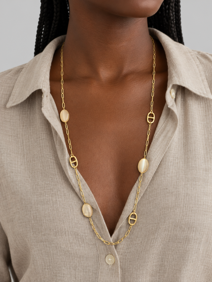 Sautoir chaîne et cabochons irisés beige porté, acier 316L doré - Debo Bijoux