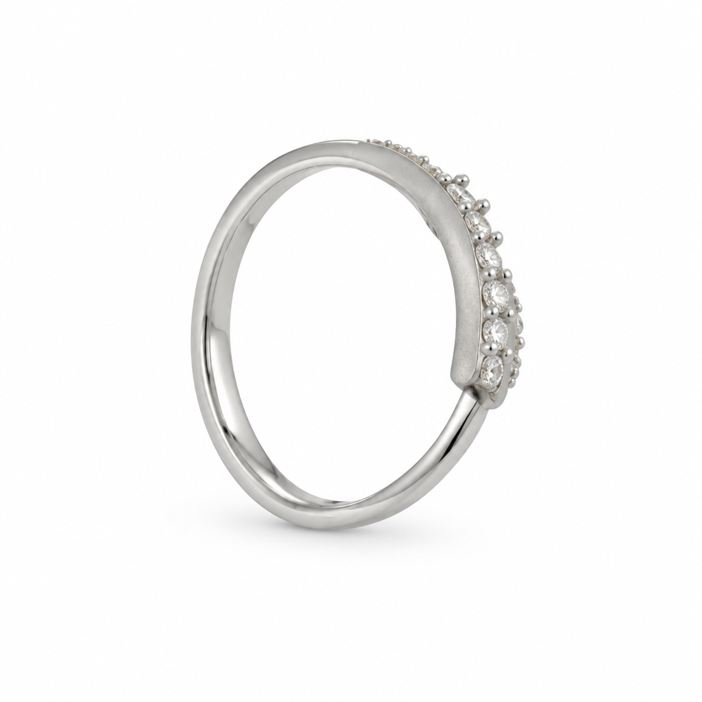 Bague double rang pavé avec pierre centrale argentée, vue de côté