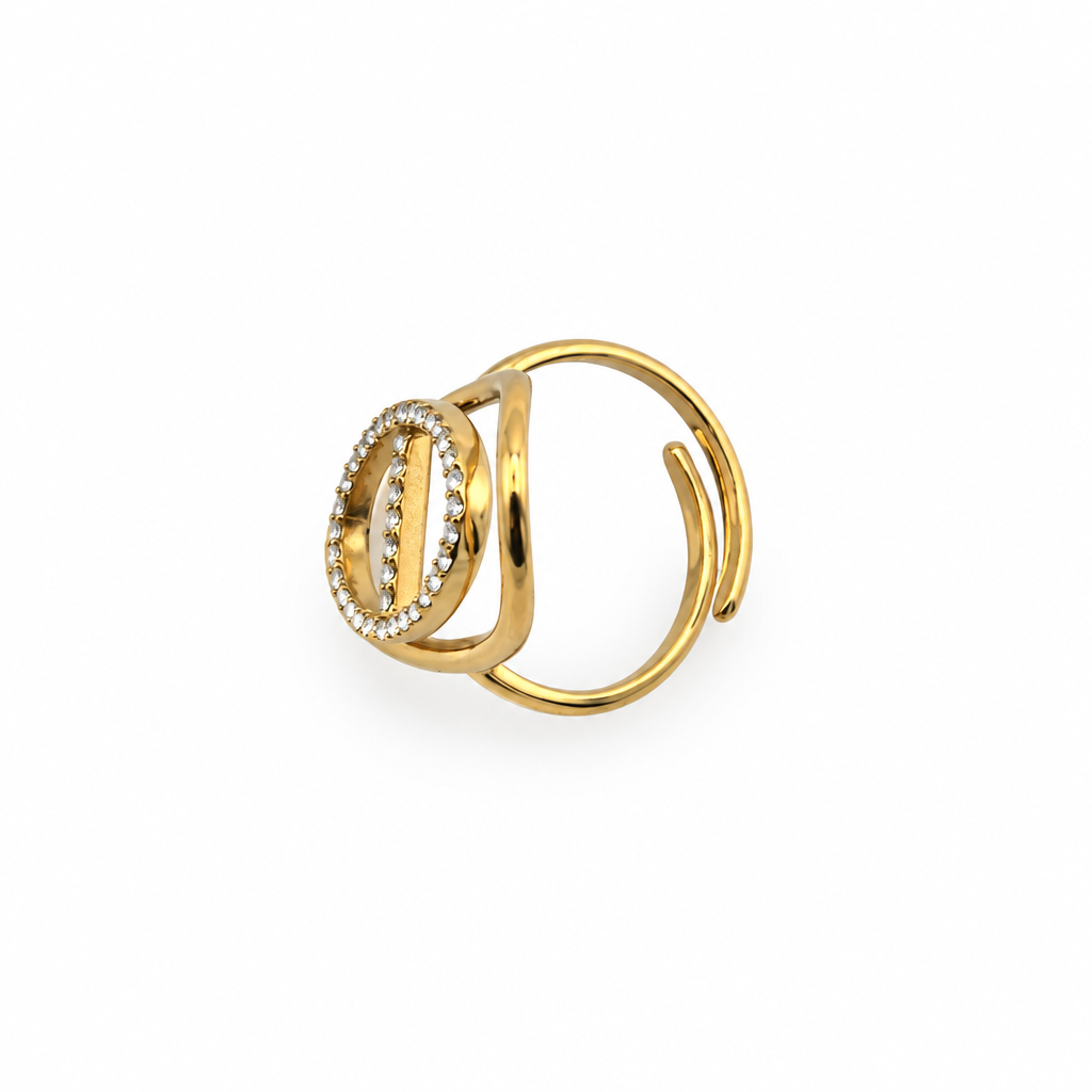 Bague grand maillon pavé réglable dorée, vue d'en haut avec l'anneau ouvert