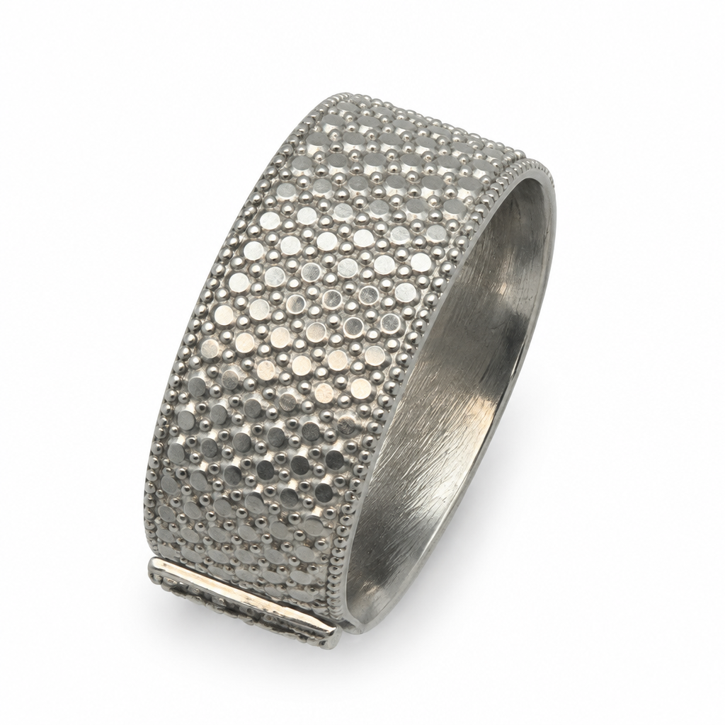 Jonc large pavé réglable argenté, vue de côté avec l'ouverture