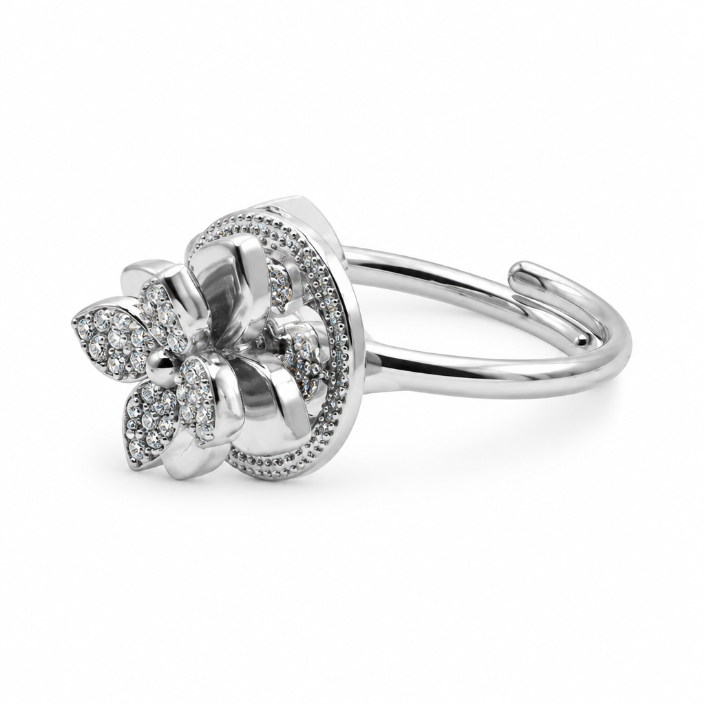 Bague fleur pavée sur médaillon, vue de côté, argentée