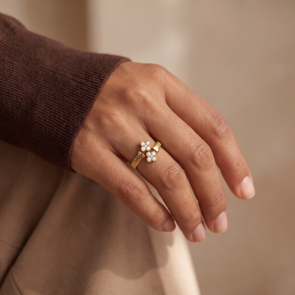 Bague toi et moi deux trèfles portée à la main, acier 316L doré - Debo Bijoux
