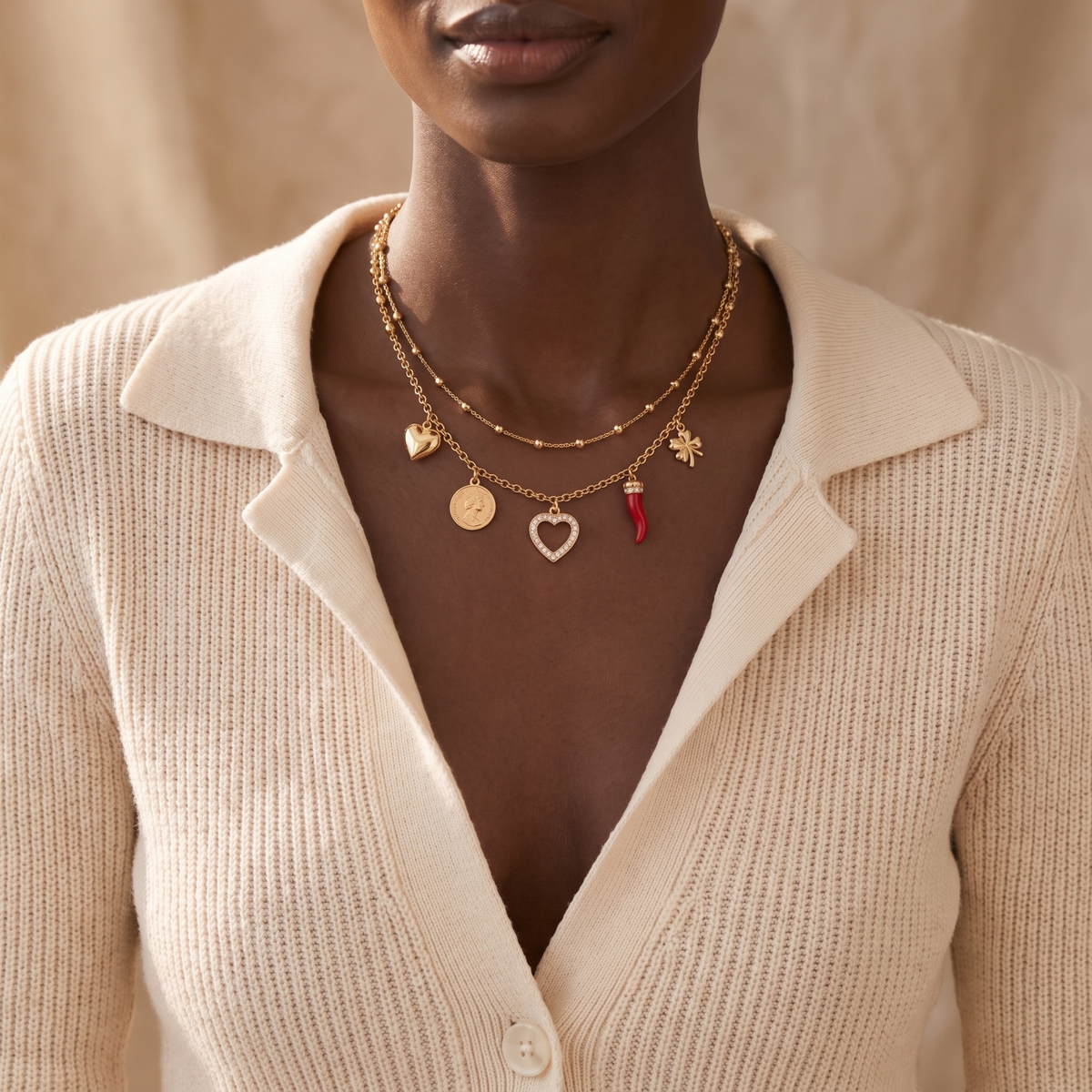 Collier double rang breloques porté, acier 316L doré - Debo Bijoux