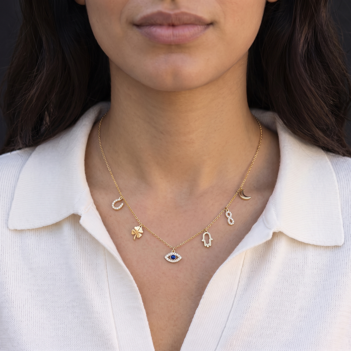 Collier breloques porte-bonheur porté, acier 316L doré - Debo Bijoux